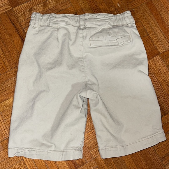 Old Navy size 7 khaki chino shorts adjustable waist - Picture 2 of 2